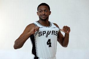 苏群：等福克斯回来 马刺外线会出现幸福的烦恼 一颗球不够分