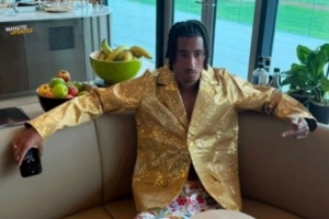 输的认罚！曼联后卫约罗训练中输掉横梁挑战，被迫穿“奇装异服”