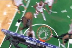 攻防压制！小史密斯大帽杰伦-布朗 申京反击助攻阿门暴扣打进加罚