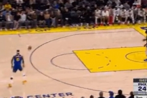 你在搞什么呢？追梦发球直接送对手空位三分 科尔忍不了喊暂停了