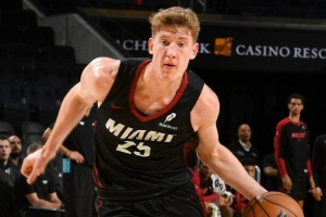 首秀！热记：亚库乔尼斯可以出战 此前因腹股沟伤势尚未登场