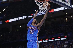 太准了！阿隆·维金斯首节4记三分轰下14分2板1助3断