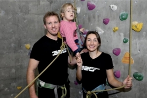 图片报：纳格尔斯曼与女友携手病童参加活动，为慈善项目进行宣传